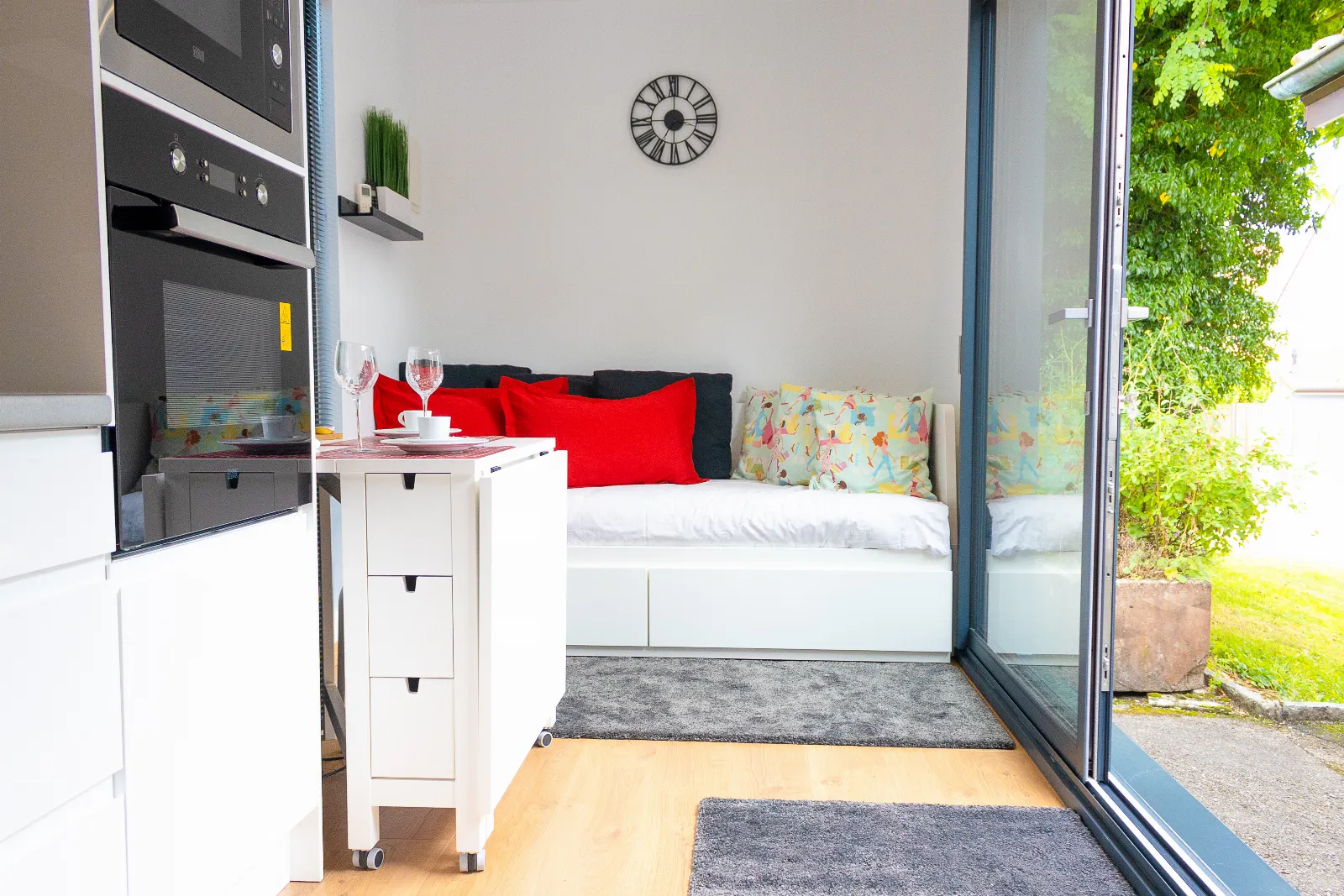 Intérieur : le couchage et la baie vitrée, vus depuis la cuisine
