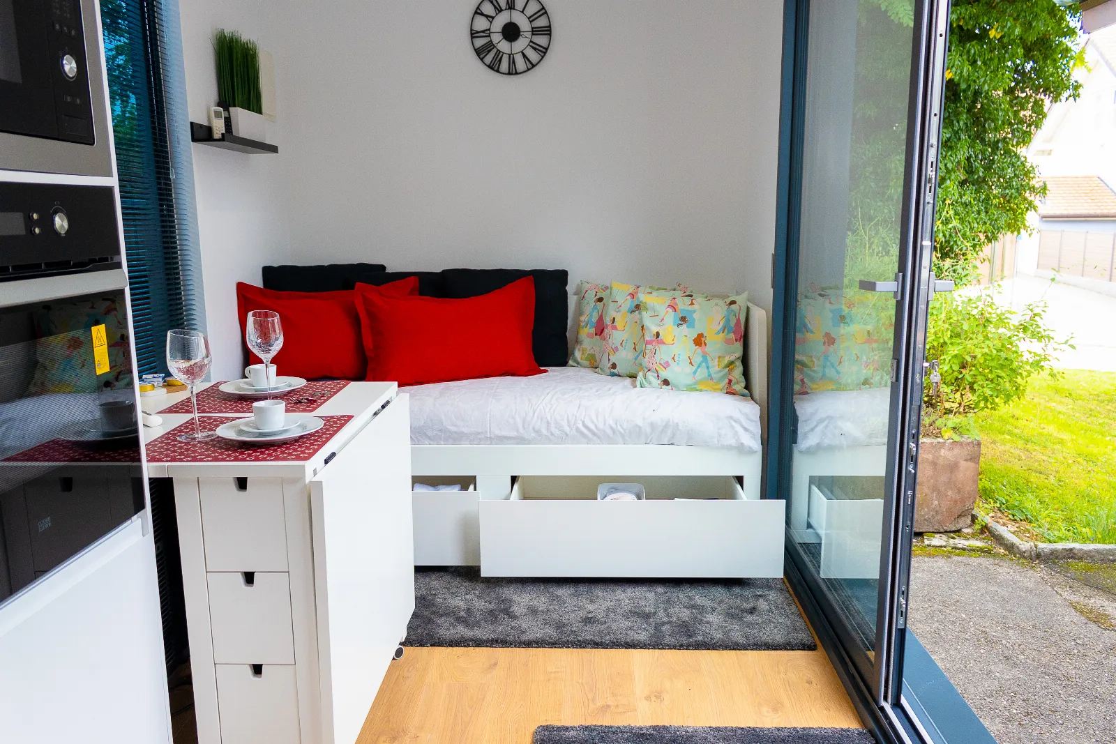 Intérieur : le coin repas, le couchage et le jardin