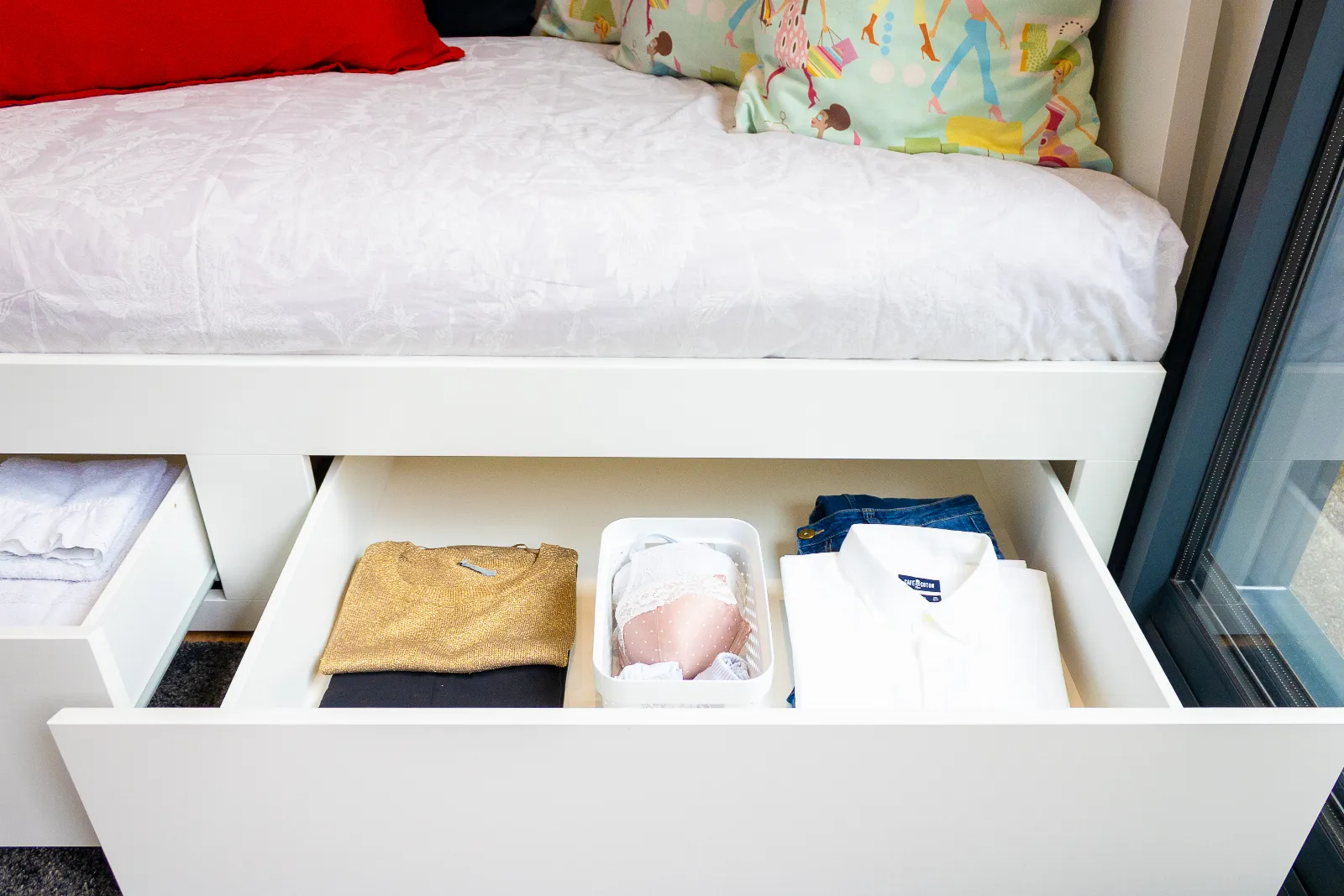 Rangement : un tiroir sous le couchage, ouvert