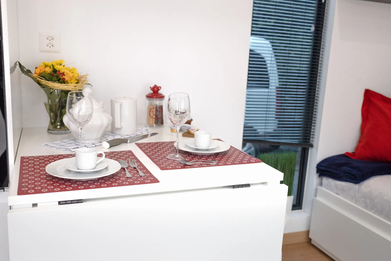 Cuisine : la table repliable dressée