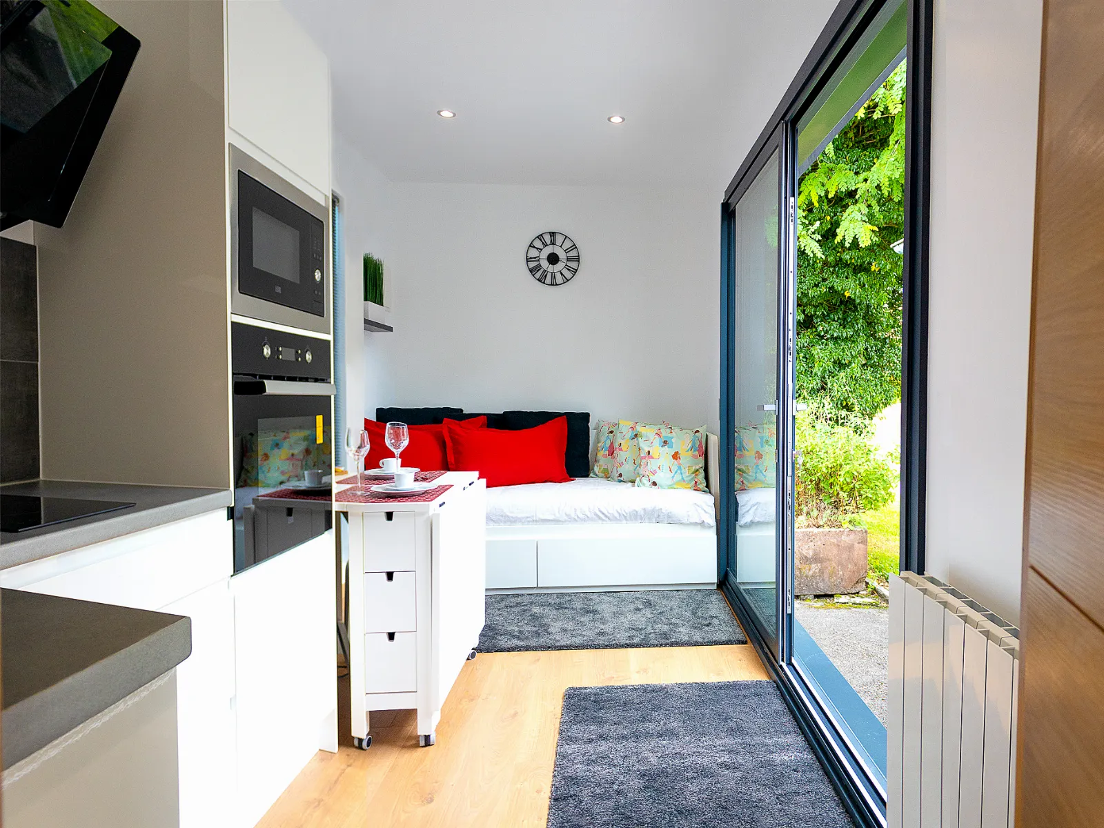 Intérieur : cuisine, couchage et baie vitrée
