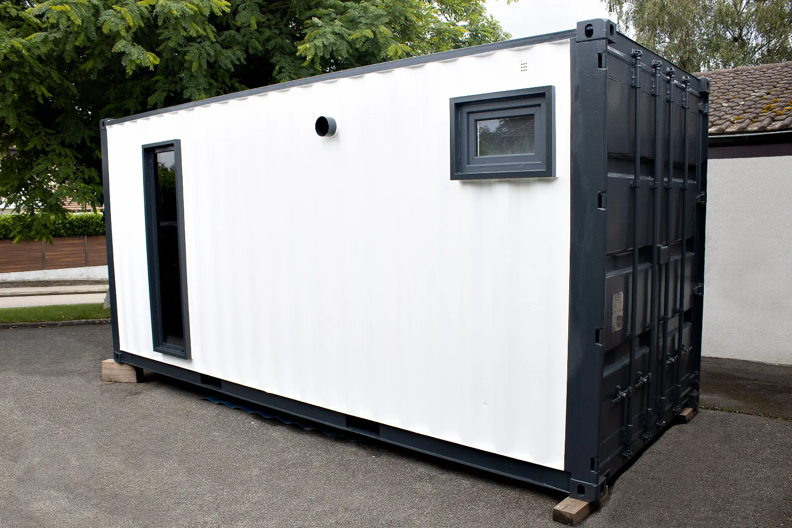 Extérieur : le côté du container, avec sa fenêtre