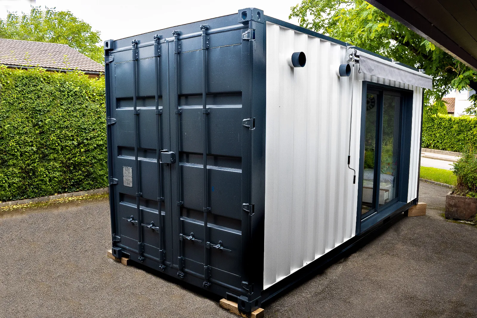 Extérieur : le container, côté portes et baie vitrée