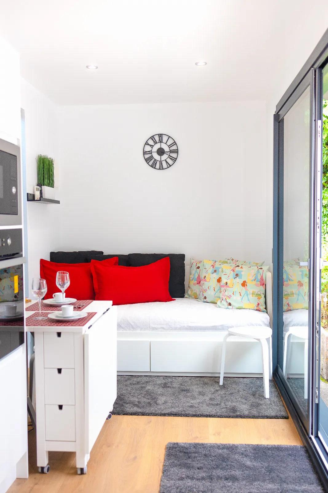 Intérieur : le séjour, la table et le couchage
