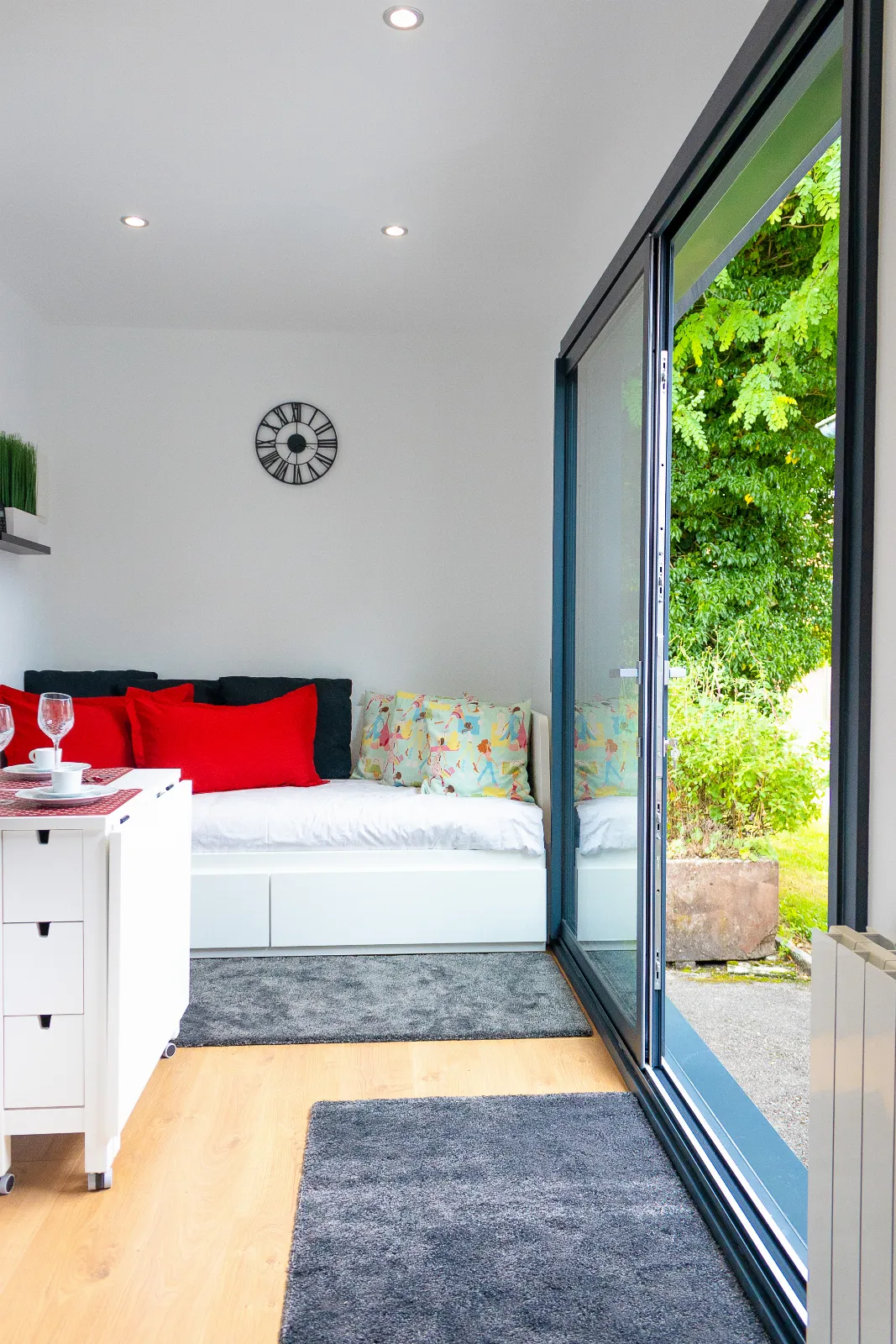 Intérieur : la baie vitrée ouverte sur le jardin